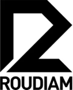 黒い背景に白抜きで「ROUDIAM」という文字と、その上にはアルファベットの「R」をモチーフにしたような幾何学的な形状のロゴマークが配置された画像