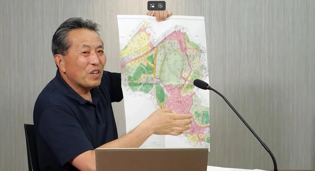 講師が地図を指して説明