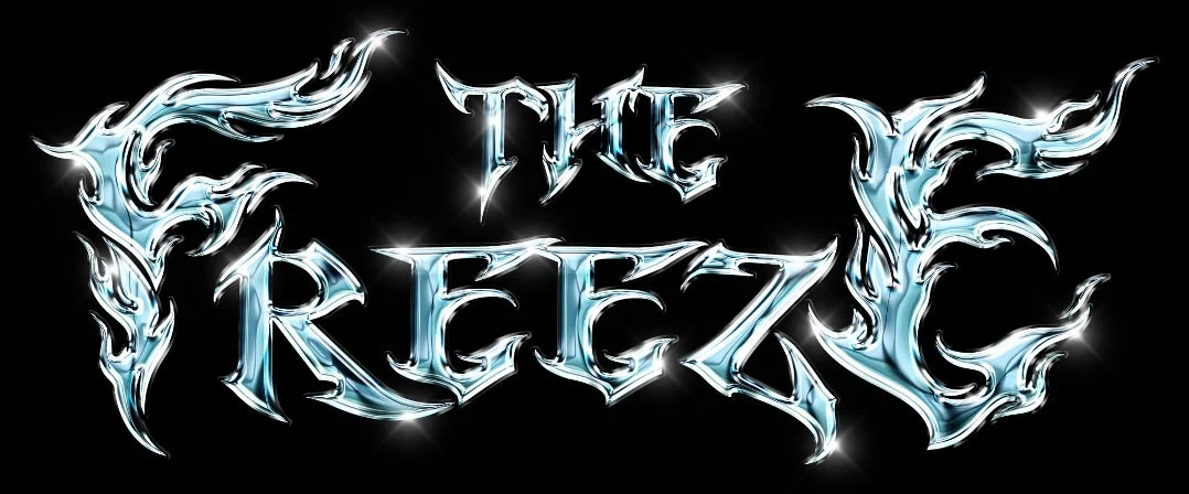 黒い背景に「THE FREEZE」という文字が、氷や液体金属のような光沢のある青みがかったメタリックな質感で表現されたロゴデザイン