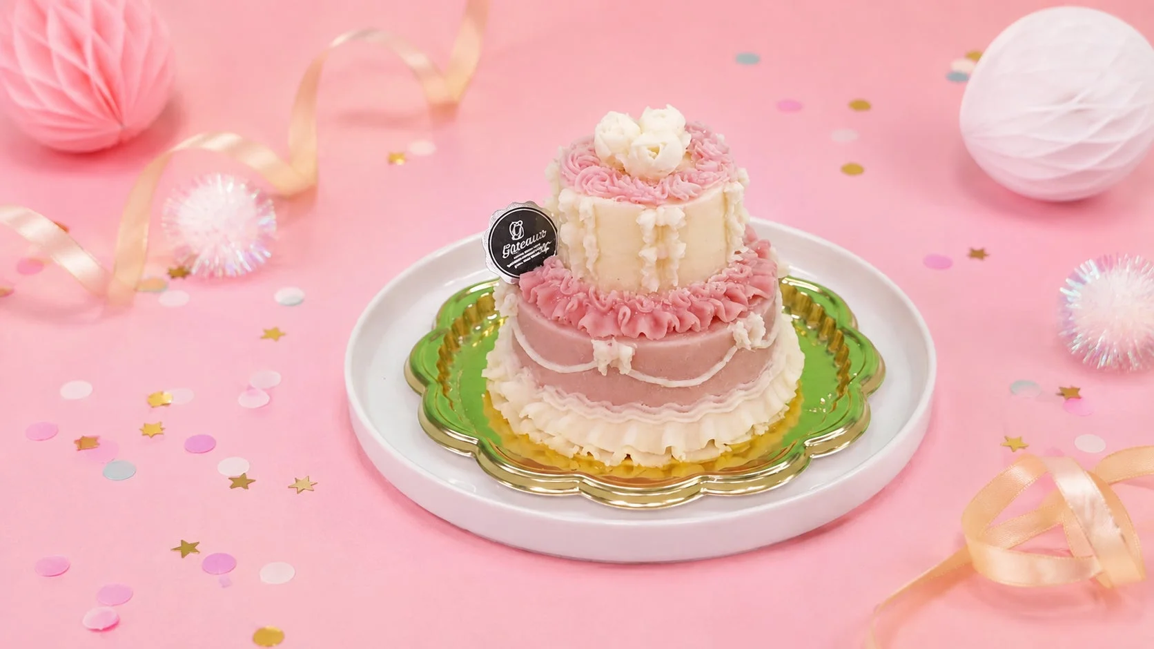 ピンクと白のクリームで飾られた華やかな二段ケーキ