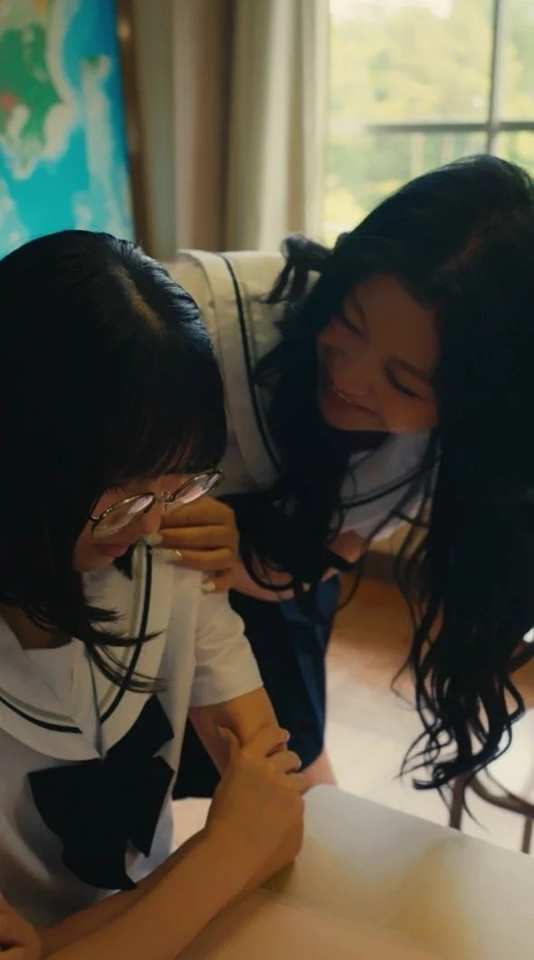 女子学生2人、笑顔