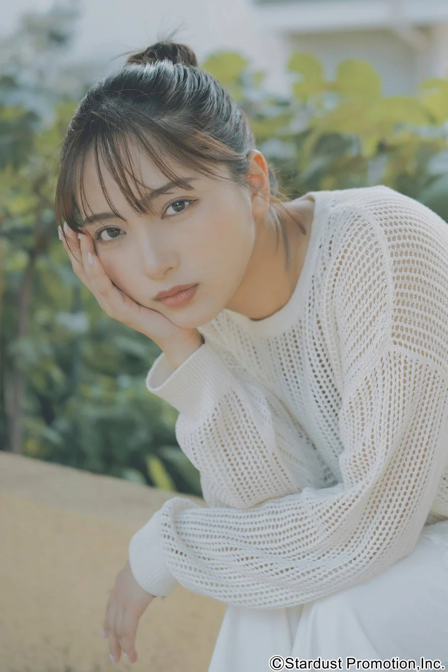 白いニットを着た速瀬愛さん