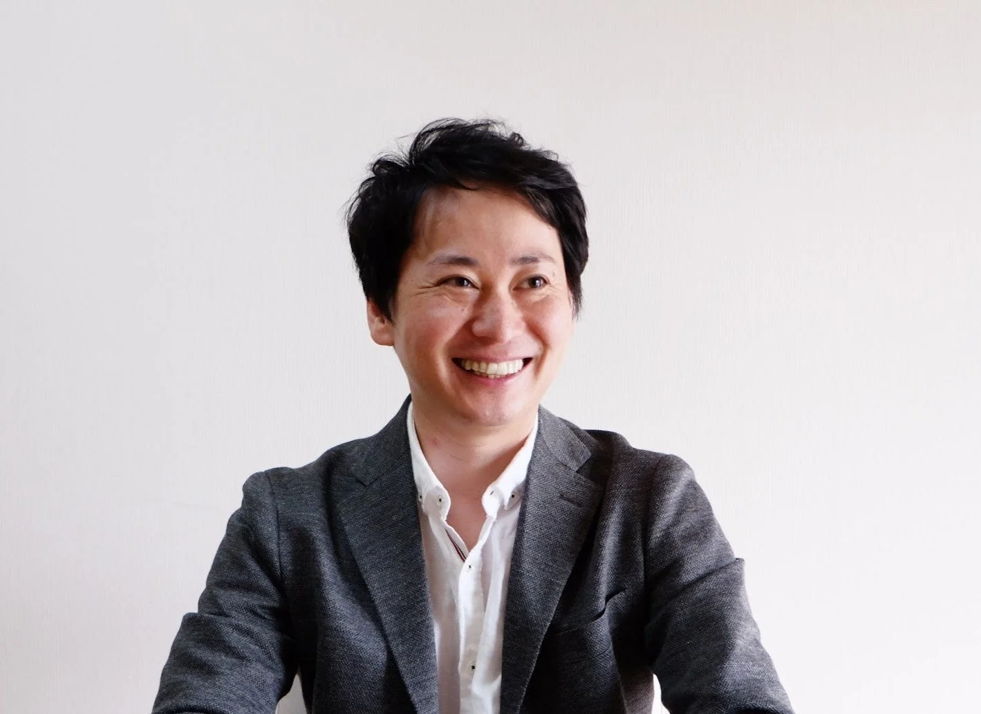笑顔で座る男性