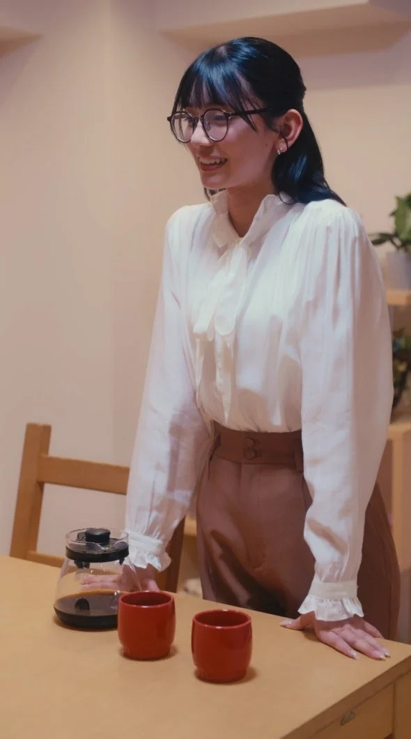 眼鏡の女性、コーヒー