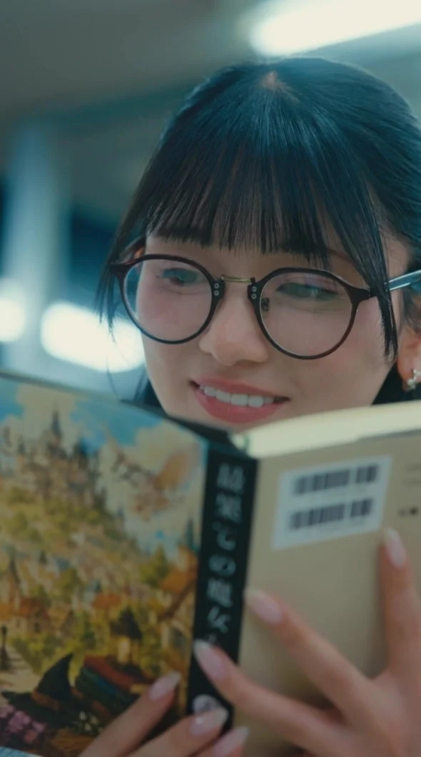 読書する女性