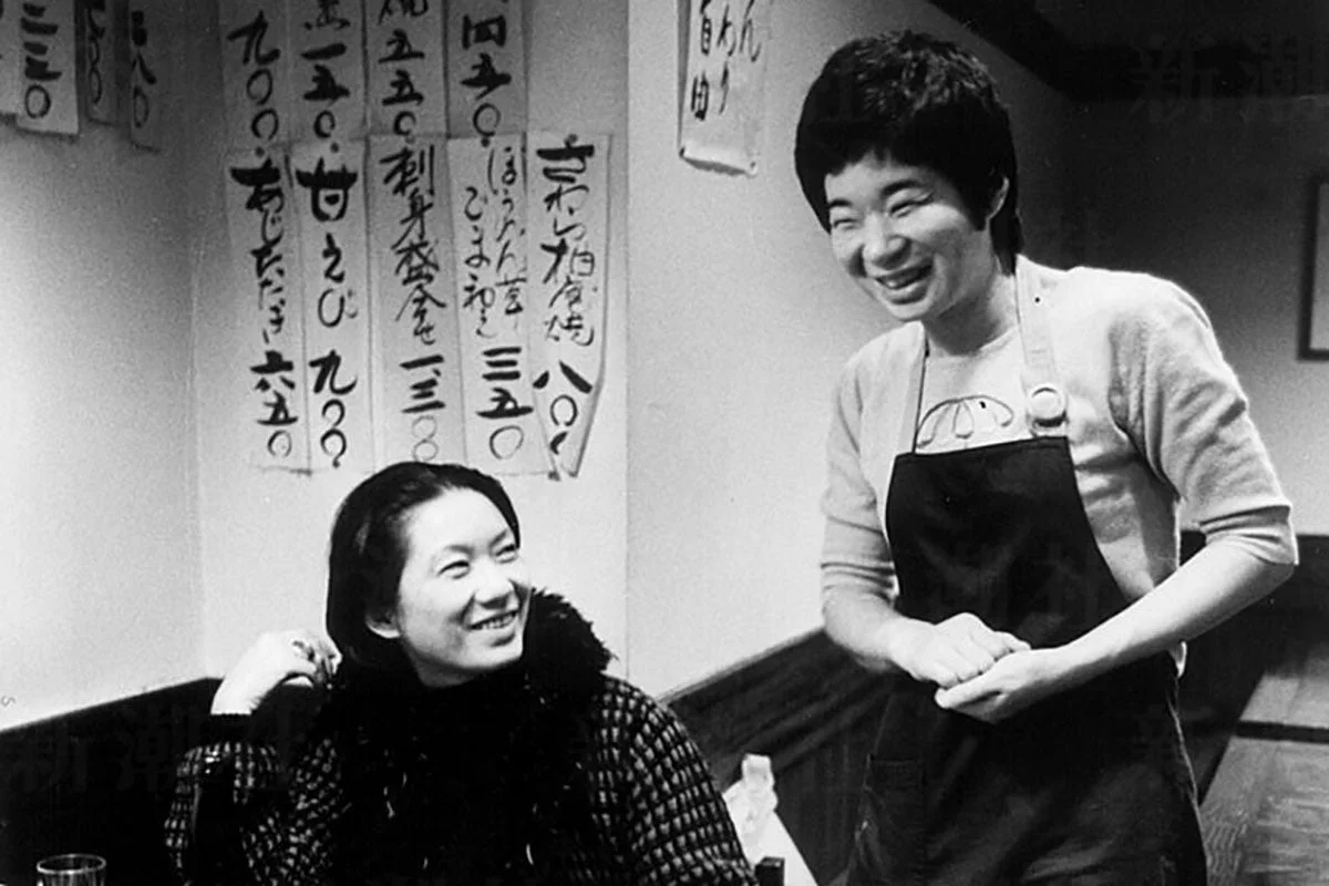 向田和子さんと別の女性が笑顔で話している白黒写真